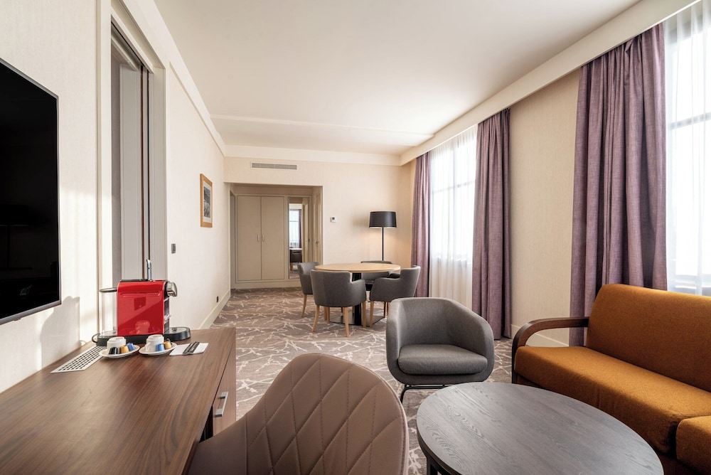 Suite, 1 habitación, vistas al campo de golf (living area) del hotel Crowne Plaza Paris Marne-la-Vallee by IHG. Foto 7