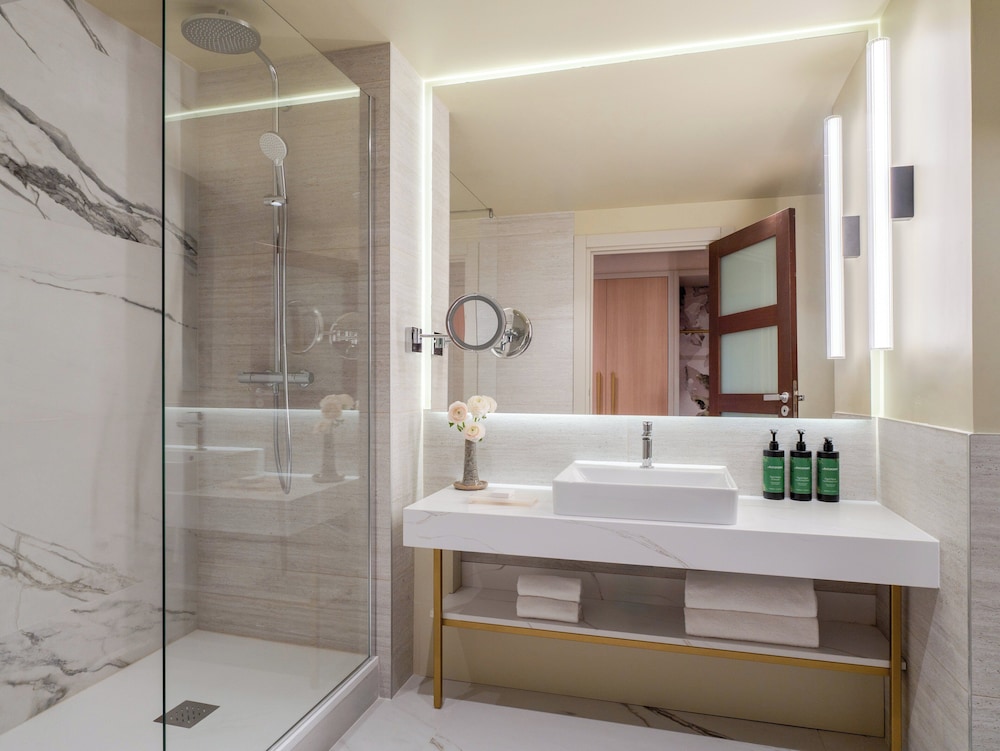 Habitación Premium, varias camas, vistas al campo de golf del hotel Crowne Plaza Paris Marne-la-Vallee by IHG. Foto 3