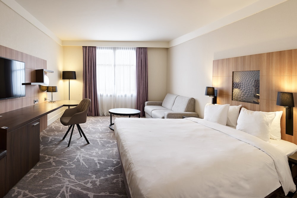 Habitación estándar, 1 cama de matrimonio grande con sofá cama del hotel Crowne Plaza Paris Marne-la-Vallee by IHG. Foto 7
