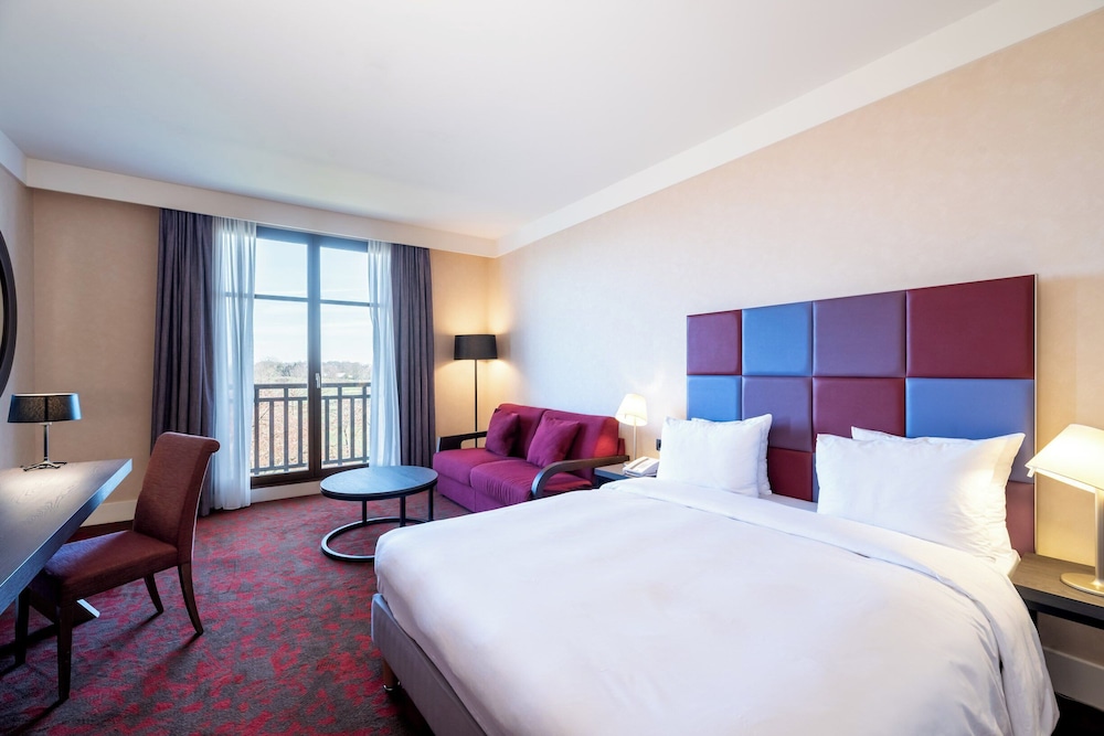 Habitación Premium, 1 cama de matrimonio grande con sofá cama, vistas al campo de golf del hotel Crowne Plaza Paris Marne-la-Vallee by IHG. Foto 9