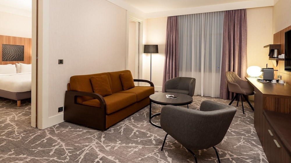 Suite junior, 1 cama de matrimonio grande (Living Area) del hotel Crowne Plaza Paris Marne-la-Vallee by IHG. Foto 7