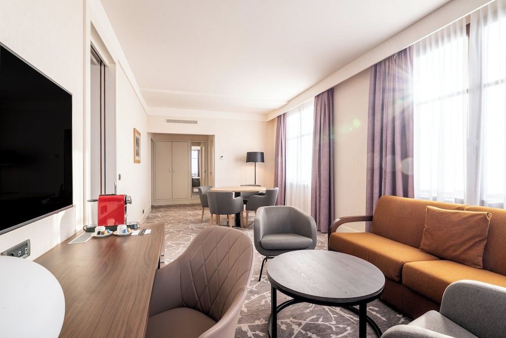 Suite, 1 habitación, vistas al campo de golf (living area) del hotel Crowne Plaza Paris Marne-la-Vallee by IHG. Foto 8