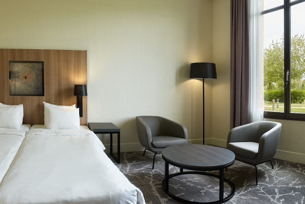 Habitación estándar, varias camas del hotel Crowne Plaza Paris Marne-la-Vallee by IHG. Foto 6