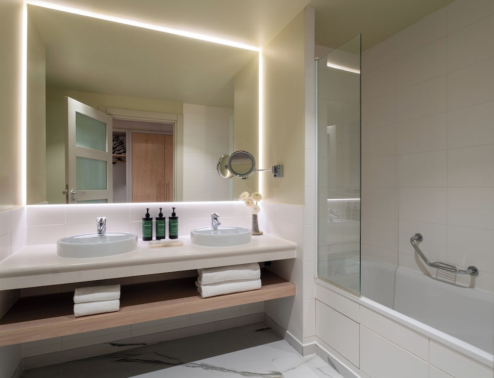 Habitación Premium, varias camas, vistas al campo de golf del hotel Crowne Plaza Paris Marne-la-Vallee by IHG. Foto 15