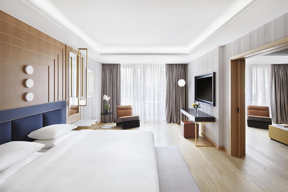 Two Level Suite with 1 King Bed del hotel Grand Hyatt Athens
