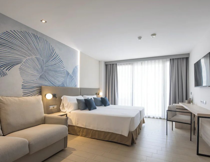 Habitación Triple del hotel Ar Diamante Beach Spa and Convention Center