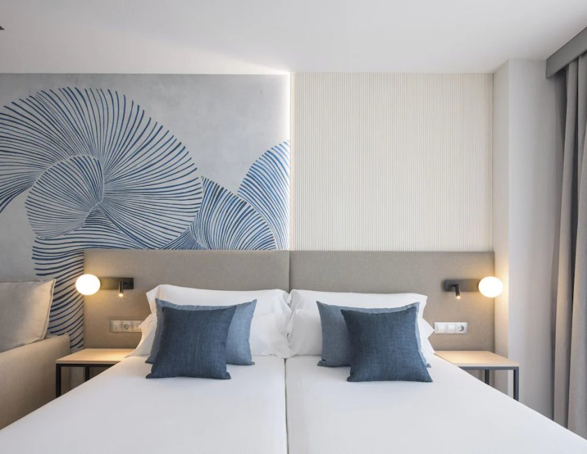 Habitación Triple del hotel Ar Diamante Beach Spa and Convention Center. Foto 1