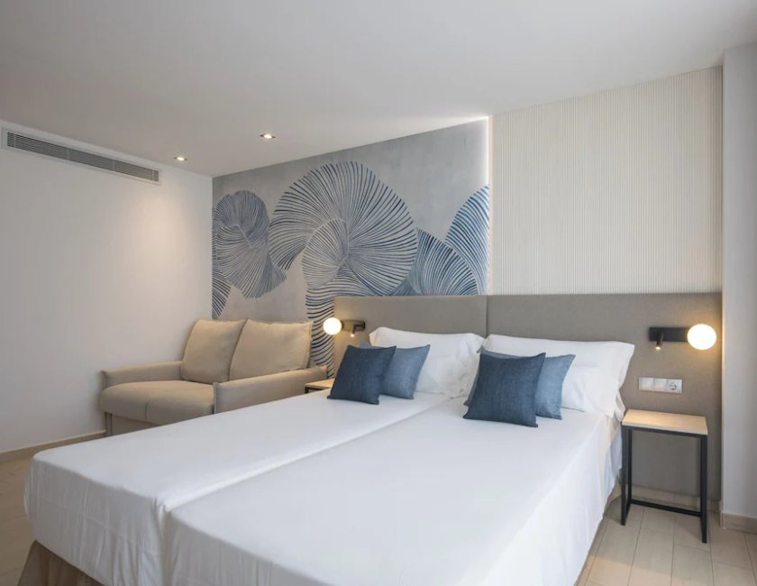 Habitación triple superior, vistas al mar del hotel Ar Diamante Beach Spa and Convention Center. Foto 2