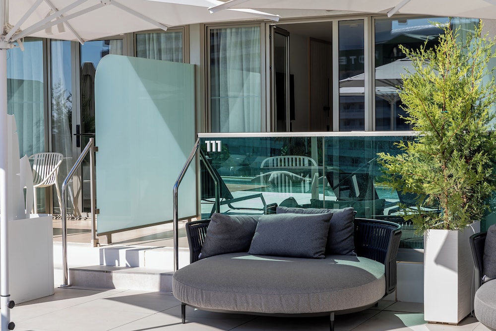 Habitación Premium doble, junto a la piscina del hotel Ar Diamante Beach Spa and Convention Center
