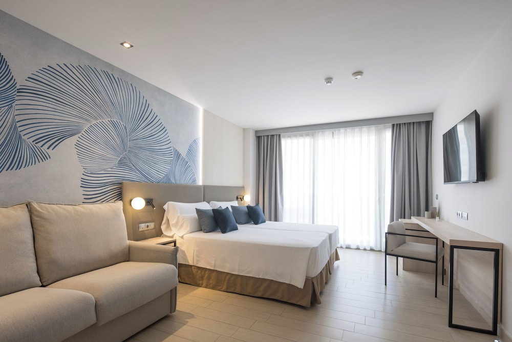 Habitación triple superior, vistas al mar del hotel Ar Diamante Beach Spa and Convention Center