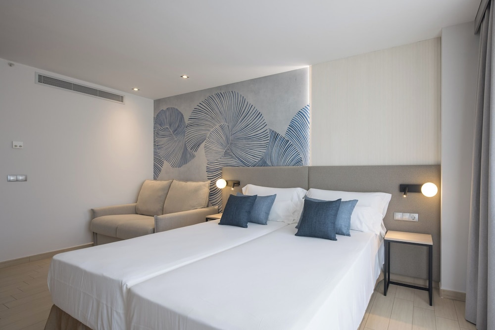 Habitación triple Vista Mar Balcón o Terraza 1 Cama queen Sofá Cama incluido Normal del hotel Ar Diamante Beach Spa and Convention Center. Foto 2