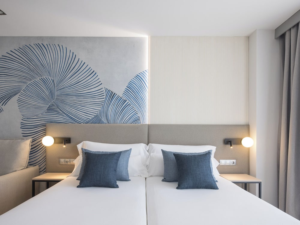 Habitación triple Balcón o Terraza Superior 1 Cama queen Sofá Cama incluido Normal del hotel Ar Diamante Beach Spa and Convention Center. Foto 1
