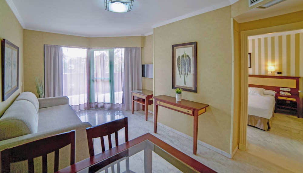 Suite Junior con vistas a la montaña del hotel Holiday World Riwo Affiliated By Melia