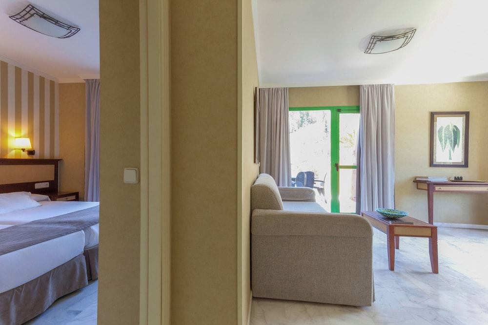 Suite Junior con vistas a la montaña del hotel Holiday World Riwo Affiliated By Melia. Foto 1