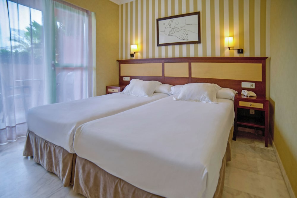 Suite Junior con vistas laterales al mar del hotel Holiday World Riwo Affiliated By Melia