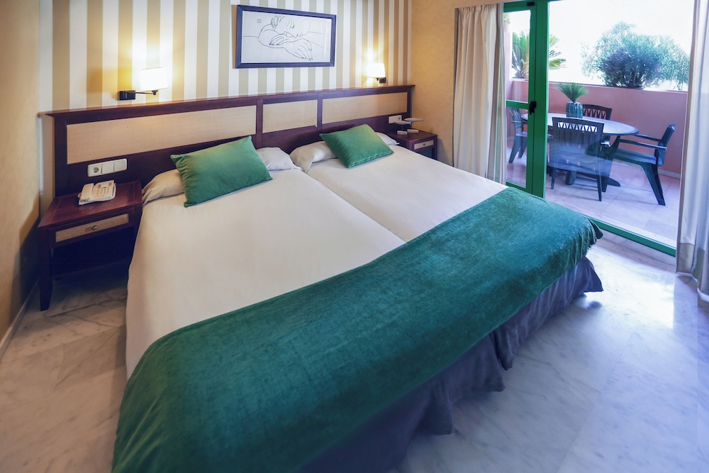 Suite Junior Familiar con Vistas a la Montaña del hotel Holiday World Riwo Affiliated By Melia. Foto 1