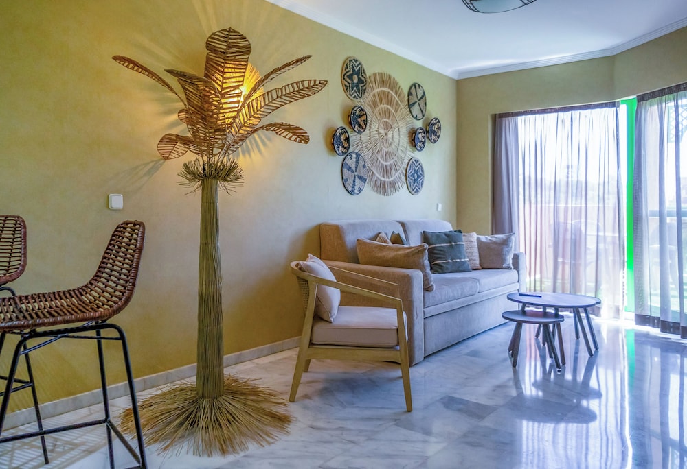 Suite con vistas laterales al mar del hotel Holiday World Riwo Affiliated By Melia