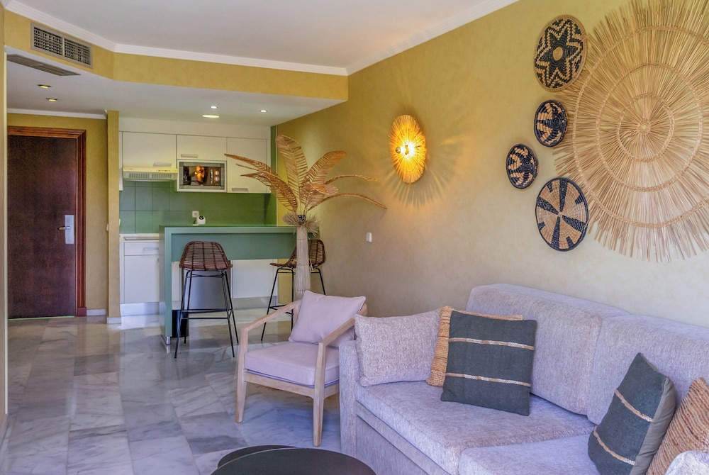Suite con vistas laterales al mar del hotel Holiday World Riwo Affiliated By Melia. Foto 1