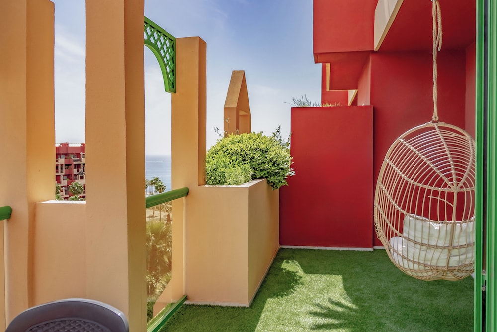 Suite con vistas laterales al mar del hotel Holiday World Riwo Affiliated By Melia. Foto 2