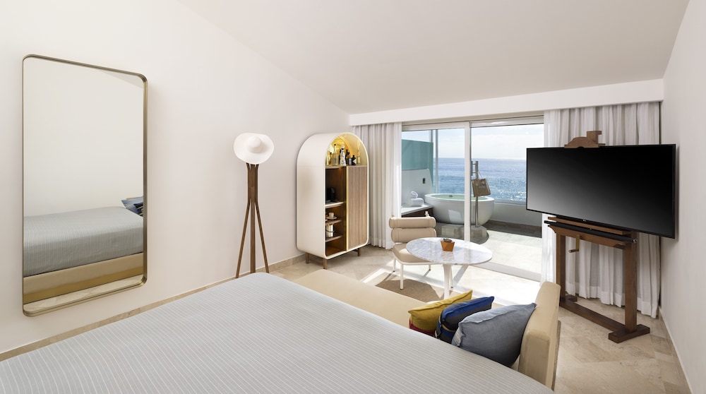 Extra ME+ Junior Suite Frente a la Playa y Jacuzzi Vista océano del hotel Me Cabo By Meliá