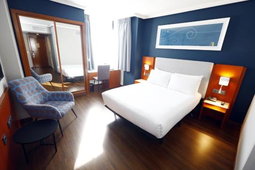 Habitación Doble adaptada para personas con movilidad reducida del hotel Travelodge Madrid Coslada Aeropuerto. Foto 1