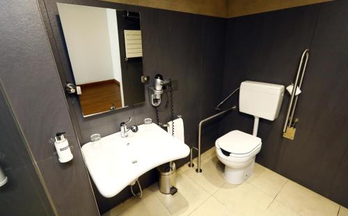 Habitación Doble adaptada para personas con movilidad reducida del hotel Travelodge Madrid Coslada Aeropuerto. Foto 2