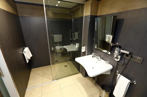 Habitación Doble adaptada para personas con movilidad reducida del hotel Travelodge Madrid Coslada Aeropuerto. Foto 3