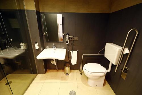 Habitación Doble adaptada para personas con movilidad reducida del hotel Travelodge Madrid Coslada Aeropuerto. Foto 4