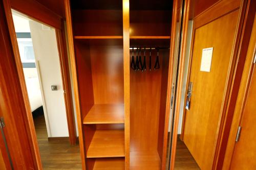 Habitación Doble adaptada para personas con movilidad reducida del hotel Travelodge Madrid Coslada Aeropuerto. Foto 7