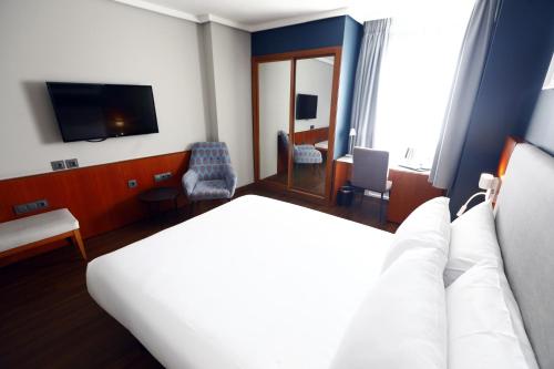 Habitación Doble adaptada para personas con movilidad reducida del hotel Travelodge Madrid Coslada Aeropuerto. Foto 9