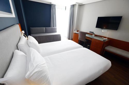 Habitación Triple Estándar del hotel Travelodge Madrid Coslada Aeropuerto. Foto 12