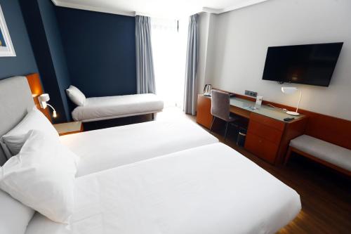 Habitación Triple Estándar del hotel Travelodge Madrid Coslada Aeropuerto. Foto 13