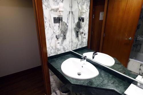 Habitación Doble Estándar - 2 camas del hotel Travelodge Madrid Coslada Aeropuerto. Foto 3