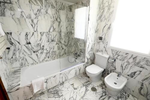 Habitación Doble Estándar del hotel Travelodge Madrid Coslada Aeropuerto. Foto 2