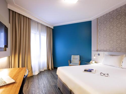 Apartamento Executive de diseño moderno con cama Queen Size, en planta alta del hotel Mercure Florianópolis