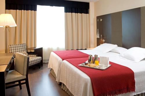 Habitación Familiar Contigua con cama supletoria del hotel NH Valladolid Bálago. Foto 1