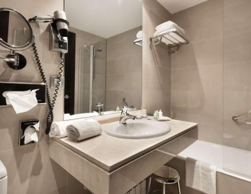 Habitación Familiar comunicada con cama supletoria del hotel NH Valladolid Bálago. Foto 3