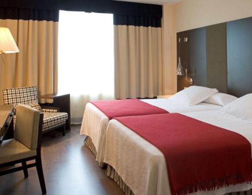 Habitación Familiar Contigua con cama supletoria del hotel NH Valladolid Bálago. Foto 2