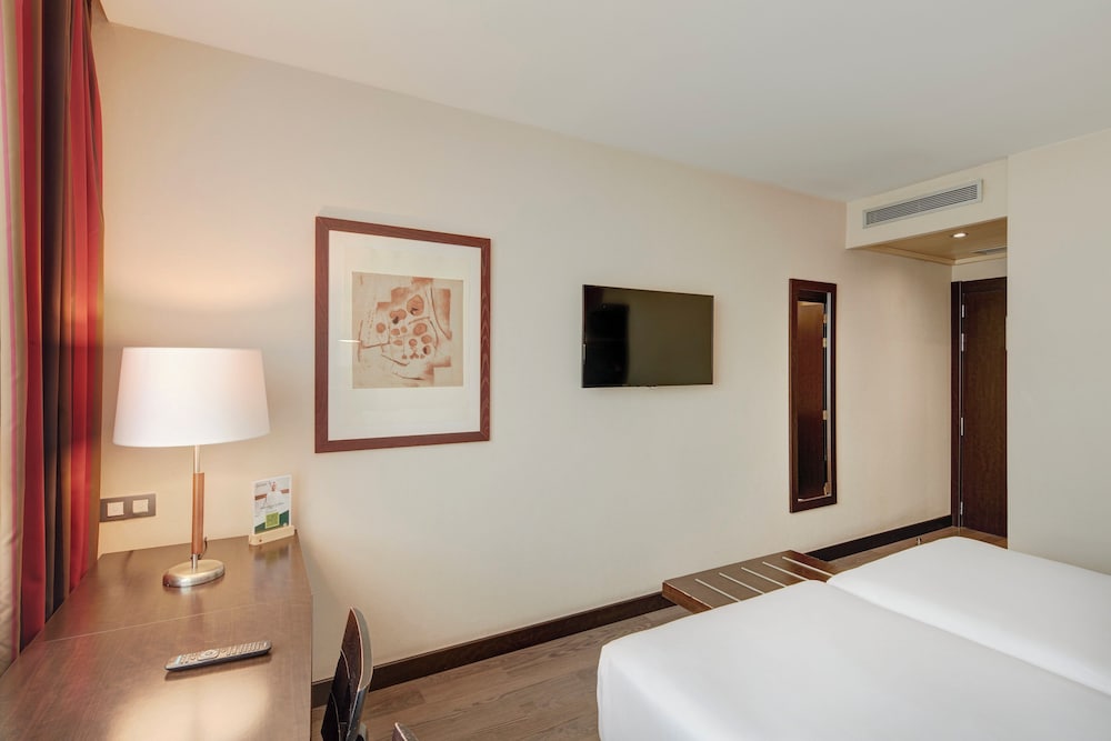 Habitación clásica con 2 camas individuales del hotel Sercotel Sant Boi. Foto 1