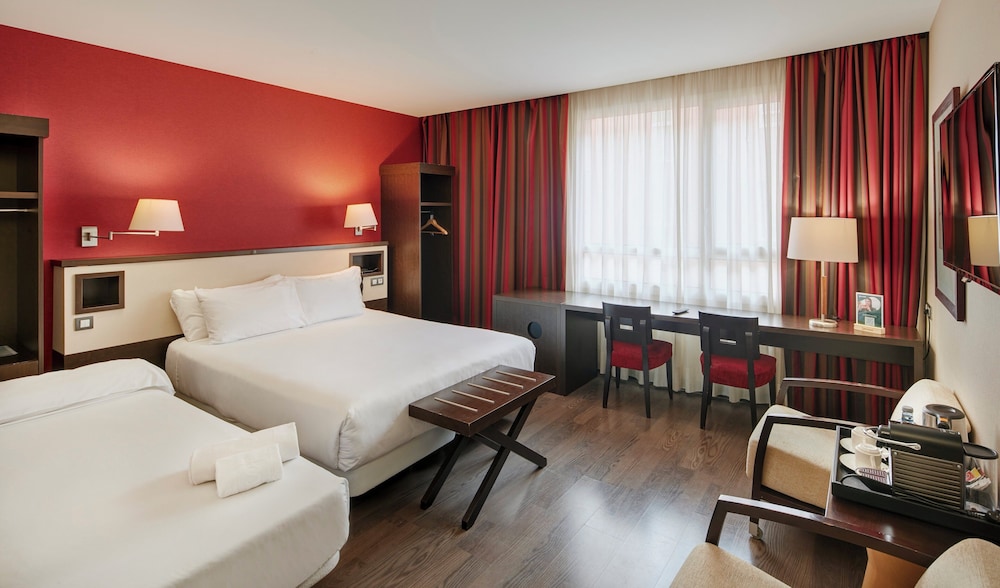 Habitación doble superior (with Extra Bed) del hotel Sercotel Sant Boi. Foto 2