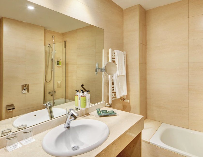Clásica Twin del hotel Sercotel Sant Boi. Foto 4