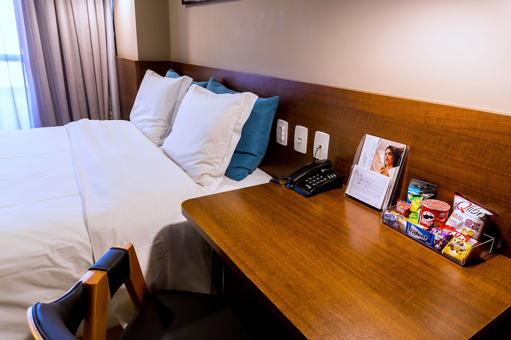 Habitación Standard con una cama doble del hotel Mercure Curitiba Golden. Foto 3