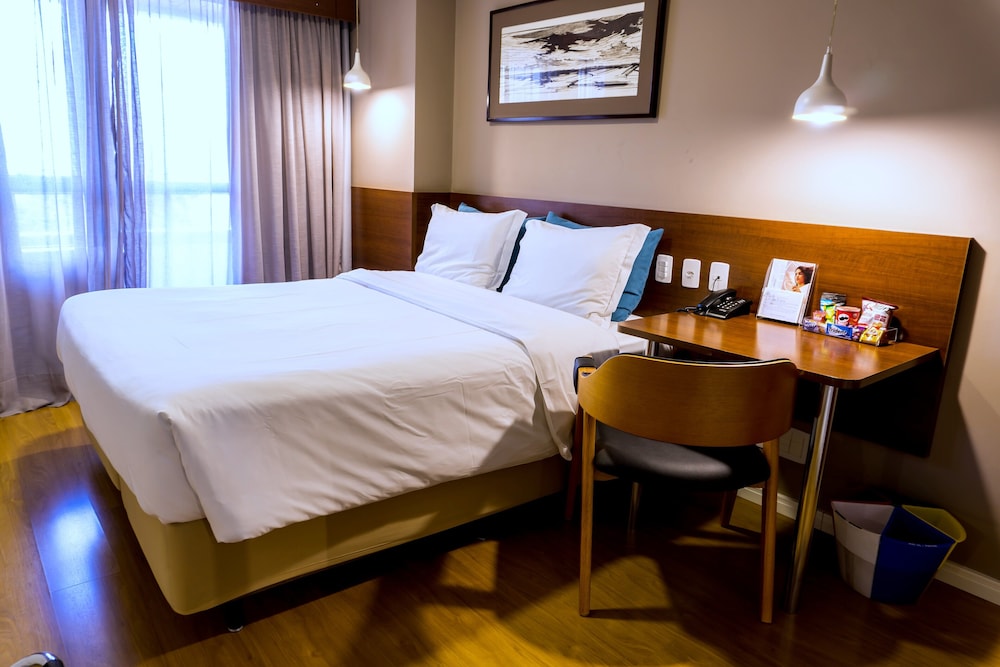 Habitación Standard con una cama doble del hotel Mercure Curitiba Golden. Foto 4