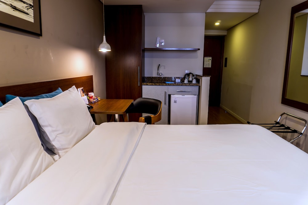 Habitación Standard con una cama doble del hotel Mercure Curitiba Golden. Foto 5