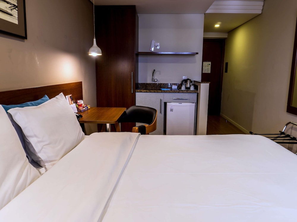 Habitación Standard con una cama doble del hotel Mercure Curitiba Golden. Foto 6