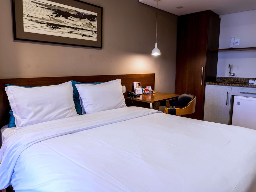 Habitación Standard con una cama doble del hotel Mercure Curitiba Golden. Foto 8