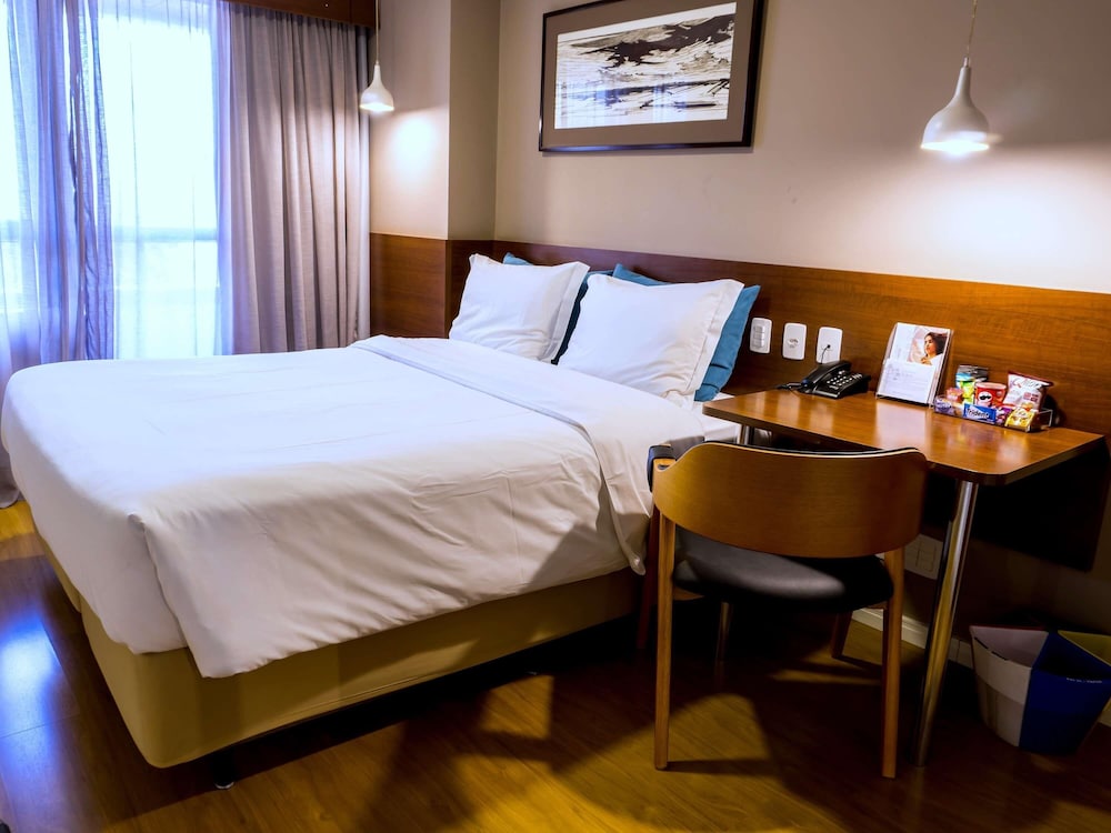 Habitación Standard con una cama doble del hotel Mercure Curitiba Golden. Foto 10