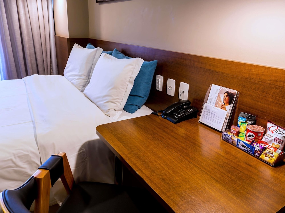 Habitación Standard con una cama doble del hotel Mercure Curitiba Golden. Foto 11