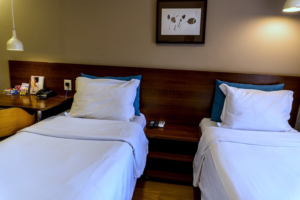 Habitación Standard con 2 camas individuales del hotel Mercure Curitiba Golden. Foto 3