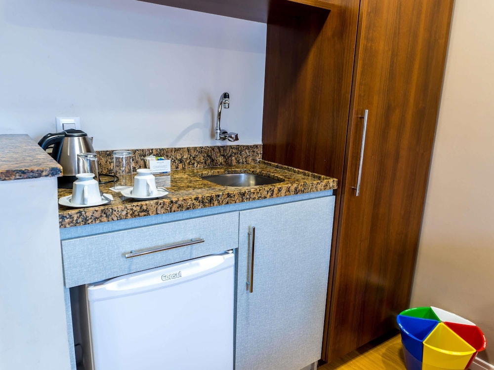 Habitación Standard con 2 camas individuales del hotel Mercure Curitiba Golden. Foto 7